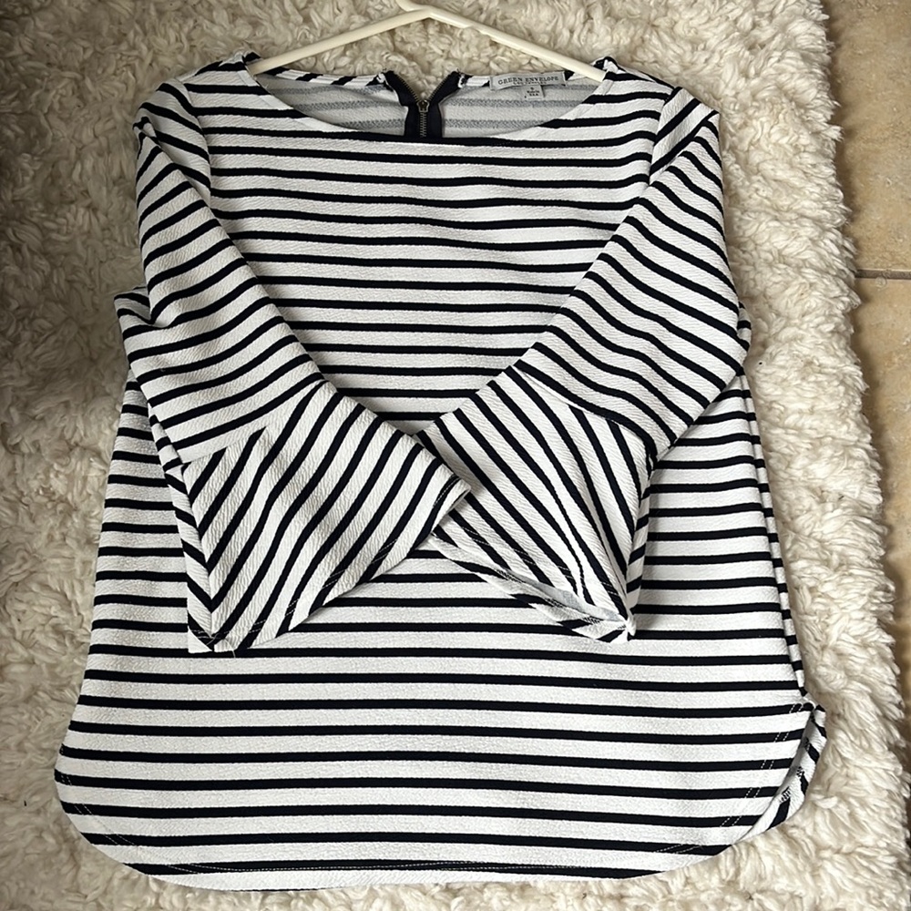 Business casual top. Quarter length sleeves